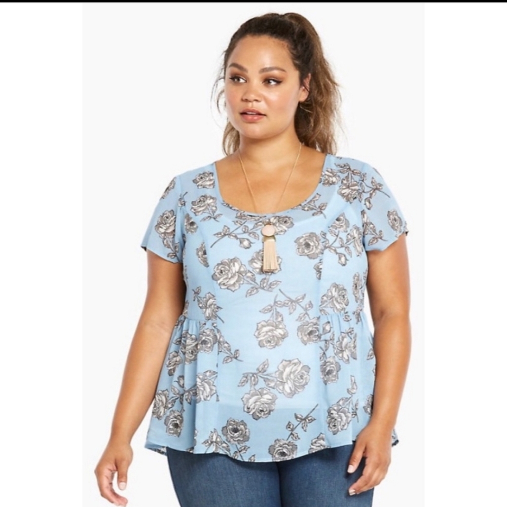 TORRID White roses on blue slight hi-lo short sleeve top tunic sz.14/16